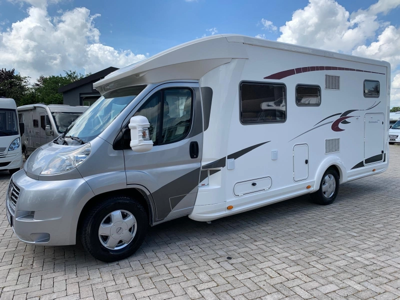 Eura Mobil Terrestra 710 HB Cama fija Garaje XXL foto: 1