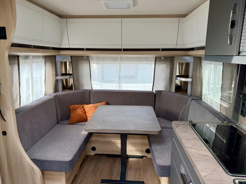 Hobby De Luxe 460 UFE Cama francesa y asientos redondos! foto: 13