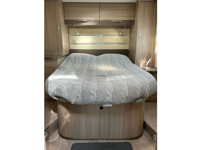 Chausson 718 EB 2.3 131 PK Fiat Ducato Half-Integraal Camper QUEENS BED IN Hoogte verstelbaar foto: 5