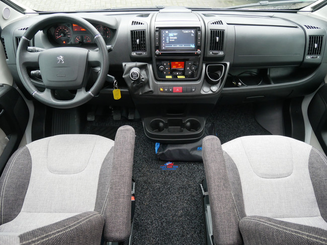 Knaus Van TI 650 MEG Platinum, L&auml;ngsbetten, Dachklimaanlage Foto: 3