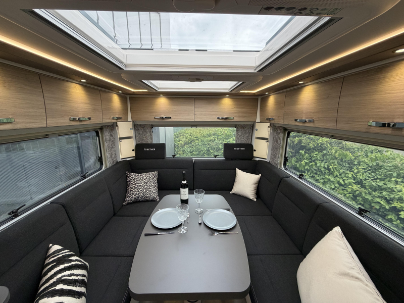Frankia F-Line 740 PLUS Asientos redondos Cama longitudinal Aire acondicionado foto: 18