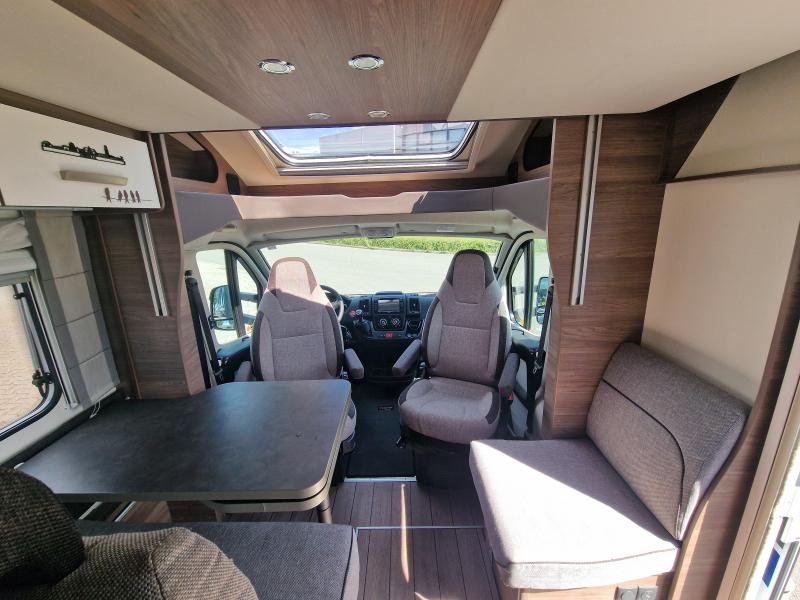 Knaus L!ve Wave 650 MX cama queen cama abatible foto: 9