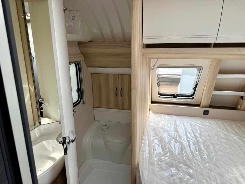 Hobby De Luxe 460 UFE Cama francesa y asientos redondos! foto: 10