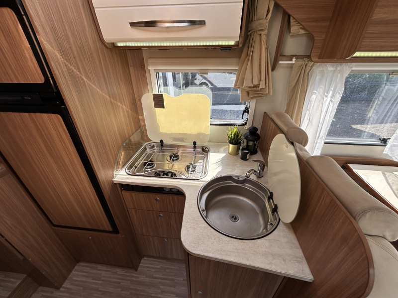 Hymer Carado ENKELE BEDDEN + HEFBED  foto: 10