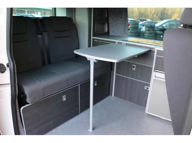 Volkswagen Transporter Camper TDI 150PS T6 Automatik | Klimaanlage | Sitzheizung | Elektr. Fenster | 4 Schlafpl&auml;tze | neues Interieur | K&uuml;hlschrank + Gefrierfach | Foto: 17
