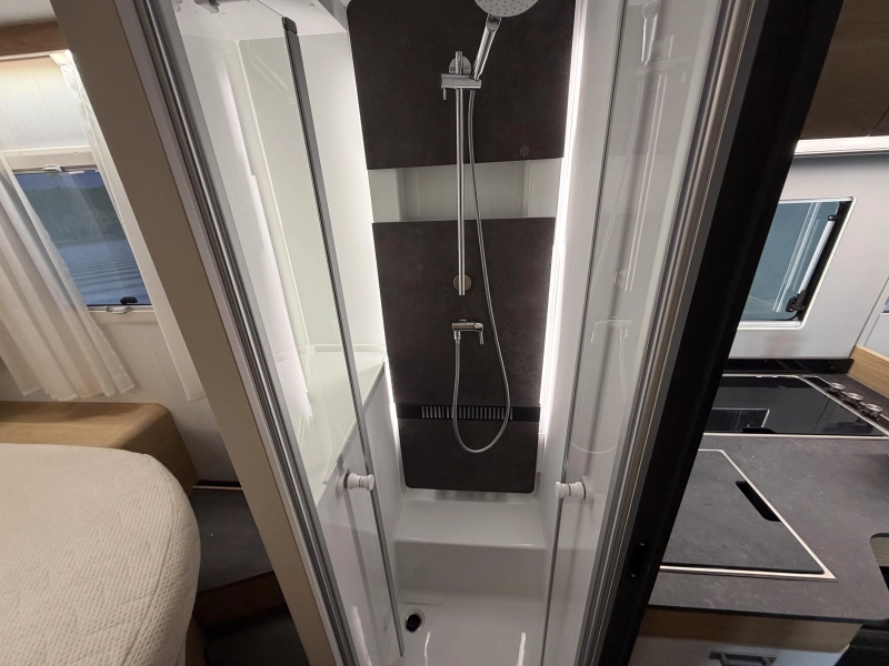 Adria Coral Plus 650 DC Queensbett / Automatik Foto: 13