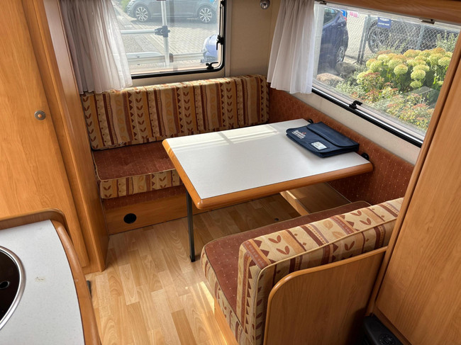 Hobby 30 | Voortent | Luifel | Fietsendrager Achter | 3-Pits gasfornuis | Dakluik foto: 8