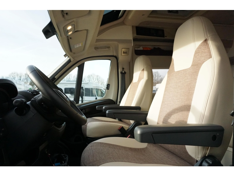 Eura Mobil Van 635 HB Hefdak - el.hefbed 1e eig  foto: 8