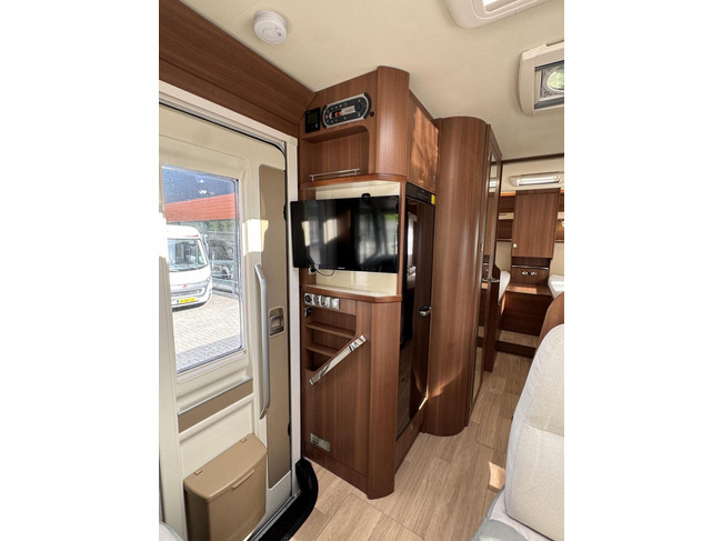 LMC I735 Explorer Automaat Enkele Bedden Hefbed Zonnepaneel Maxxfan Construct foto: 23