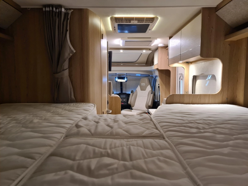 LMC Breezer V 643 G Lengtebedden/Schotel  foto: 22