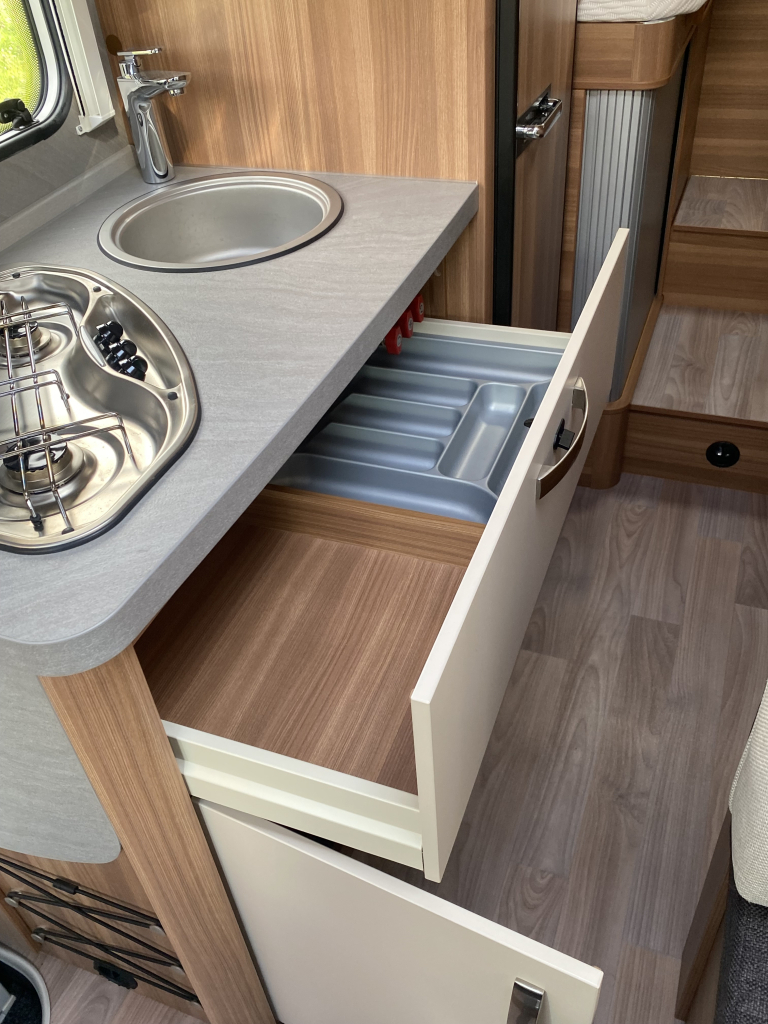 Weinsberg Pepper 600 Peugeot 163 PK, Half-integraal, 2 Lengte-bedden, Garage, Aut. schotel / LCD Camper Centrum On the Road aan de Noorderringweg 4 in Marum. foto: 15