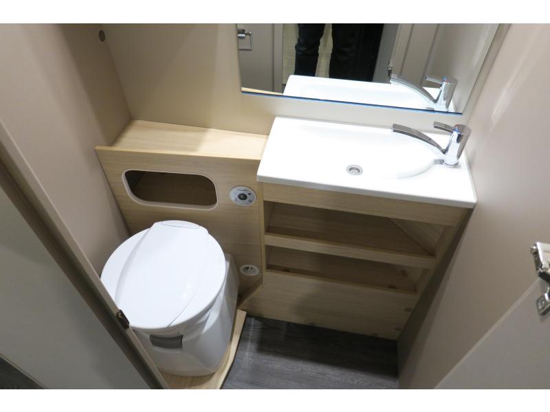 Weinsberg CaraCito 470 EU ENKELE BEDDEN  foto: 9