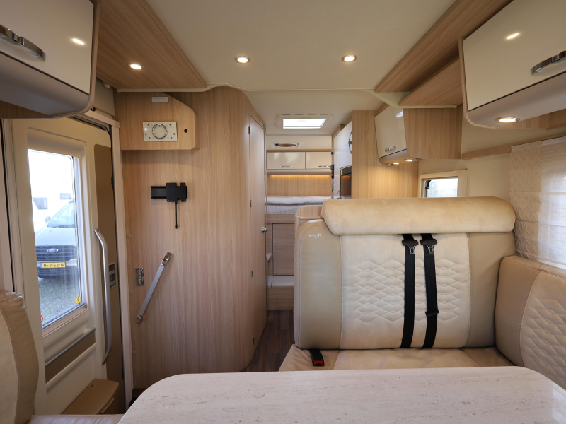 B&uuml;rstner Ixeo IT 710 G cama transversal + cama abatible foto: 2