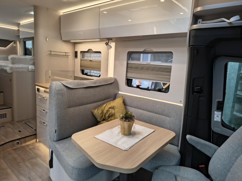 Hymer Tramp S 680 -- 5 gordels --  foto: 3