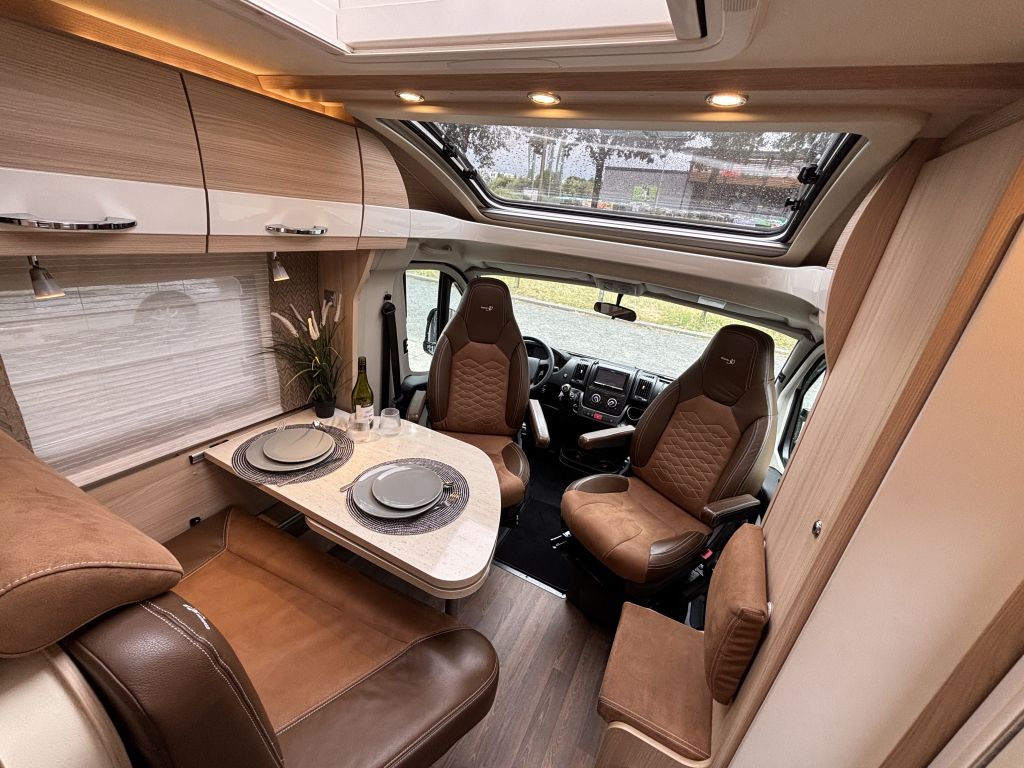 Bürstner Travel Van T590 DWARSBED+RONDZIT EURO 6 ZONNEPANEEL foto: 1