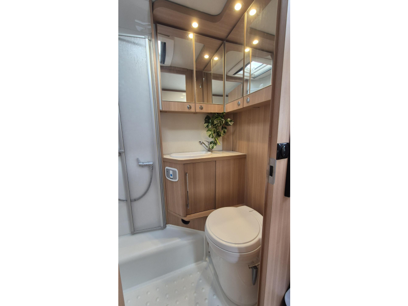 LMC Passion V 643G 150HP Single Beds photo: 8