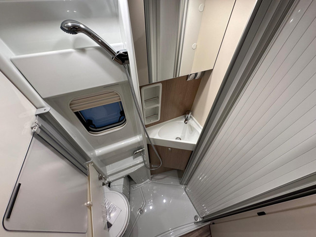 Malibu Van First Class Two Rooms 640 LE RB Charming GT Skyview photo: 9