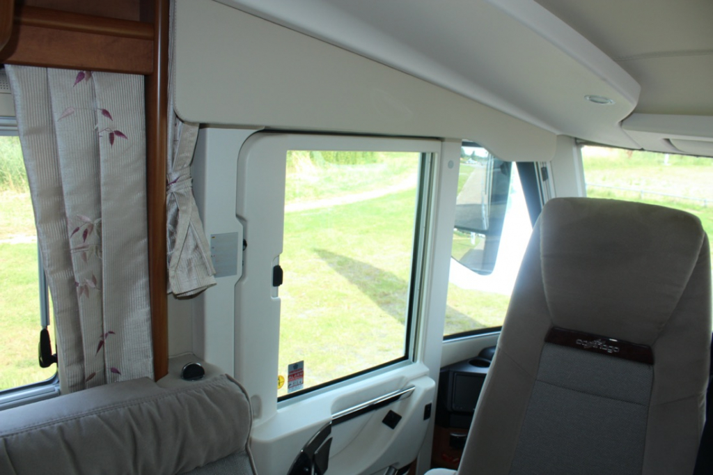 Carthago 4.2  Integraal 2.3 M-jet 148 PK, Alko chassis light, Motor-airco, Hefbed & dwarsbed, Garage, Draaistoelen voor, L zit, zij-zit, etc. Marum (Groningen) foto: 19