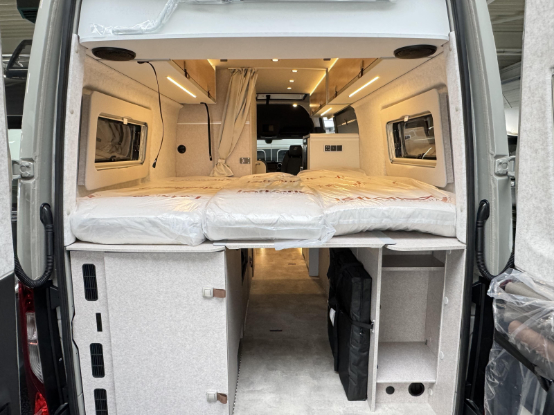 Hymer Grand Canyon S 700 4x4 - toit relevable - lit longitudinal photo : 15