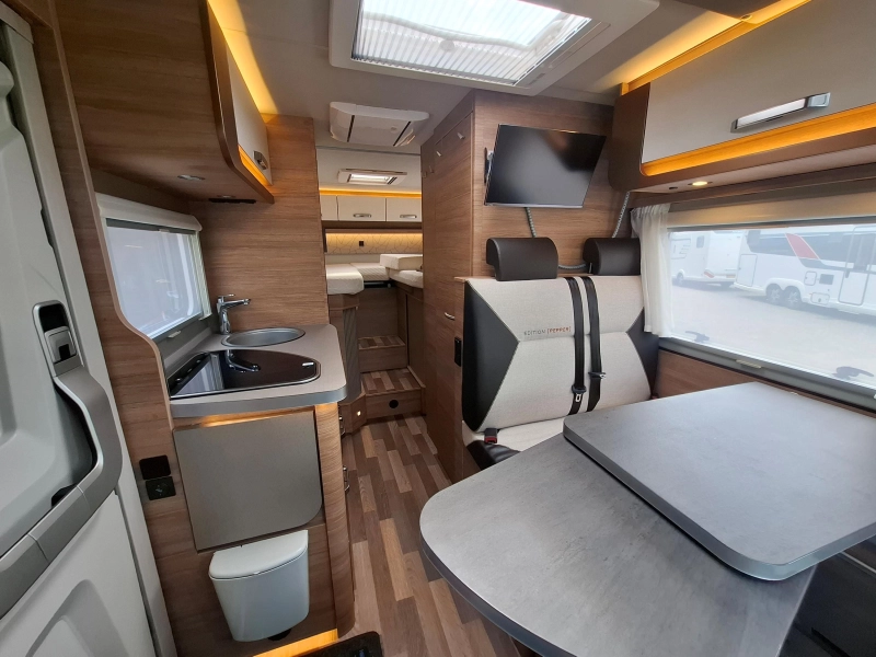 Weinsberg CaraCompact Pepper 600 MEG | Level system | Roof air conditioning photo: 8