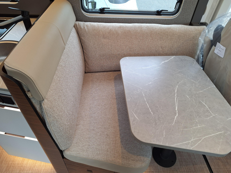 &iexcl;Hymer B-MC I 680 ARMARIOS SUPERIORES EN LUGAR DE CAMA ABATIBLE! foto: 5