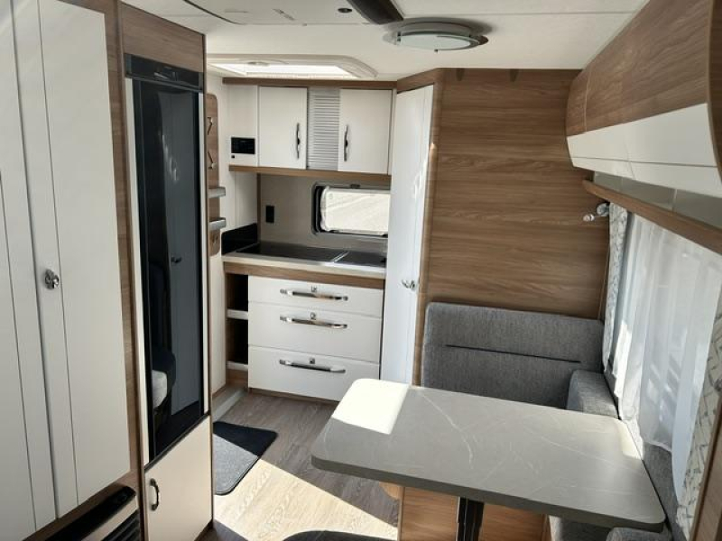 Hobby De Luxe 460 SFF uiterst compleet  foto: 15