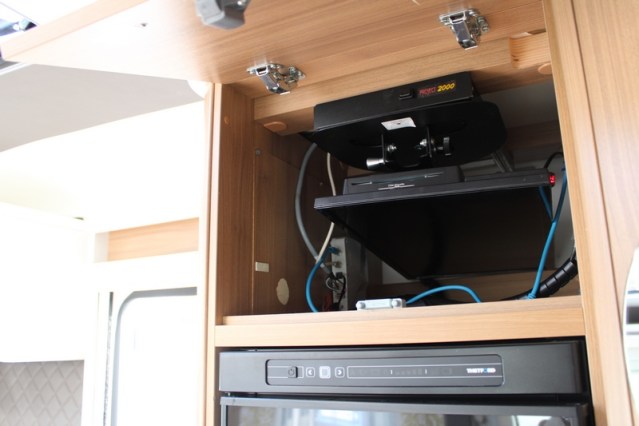 Adria Coral S 670 SC met elektrisch in hoogte verstelbaar Queensbed slechts 40801 km (65  foto: 30