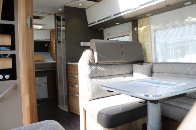 Adria Coral S 670 SC met elektrisch in hoogte verstelbaar Queensbed slechts 40801 km (65  foto: 24