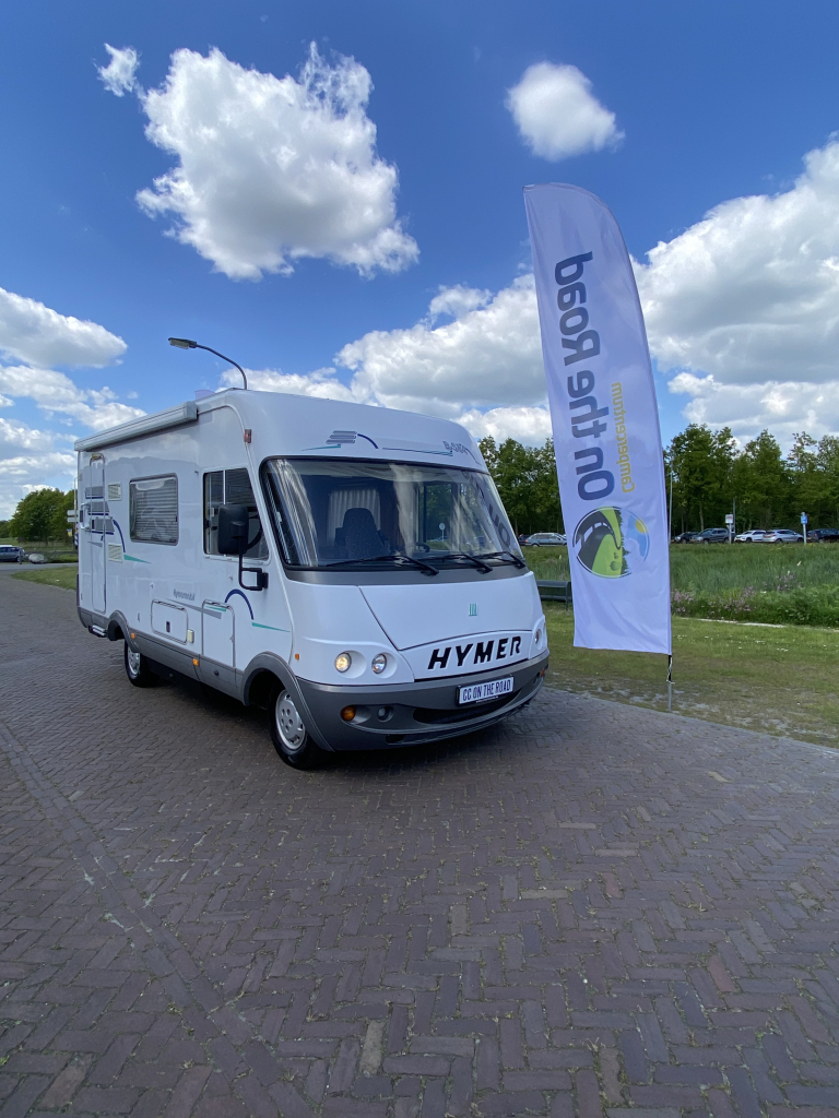 Hymer B 584 2.8 JTD 128 Pk Integraal, Hef-bed voor, Lange-bank, 3 Draaistoelen, Eindkeuken etc. Bj. 2002. B 584 Marum foto: 0