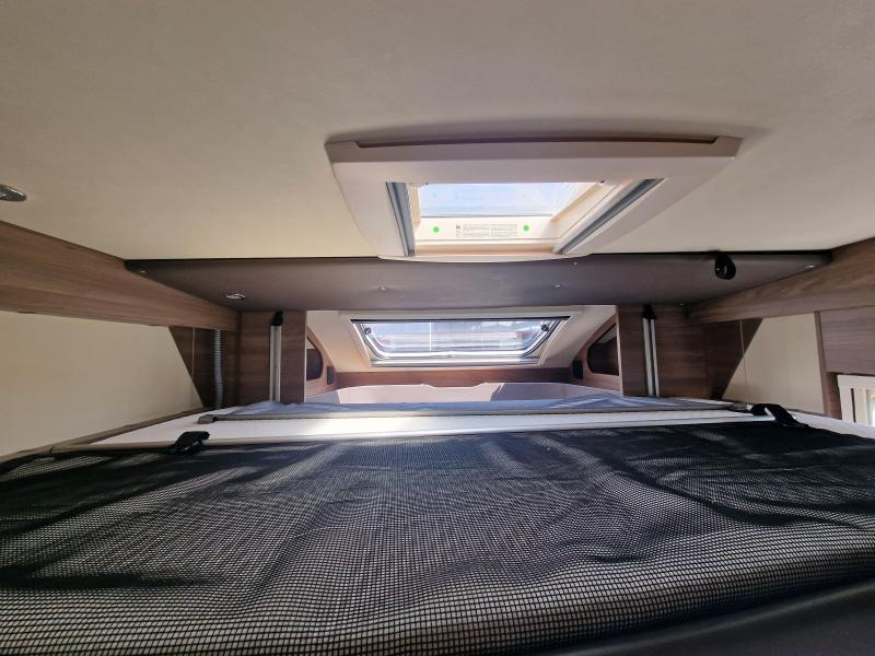 Knaus L!ve Wave 650 MX cama queen cama abatible foto: 11