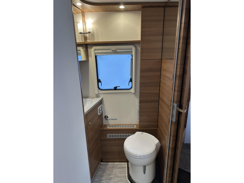 Dethleffs Globetrotter 7850 XLI DBM Premium, Placards sup&eacute;rieurs photo : 19