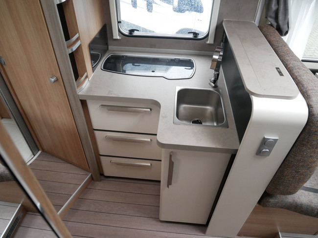 Knaus Sky TI 650 MF, Autom&aacute;tico, Cama francesa, Elevador de bicicletas foto: 11