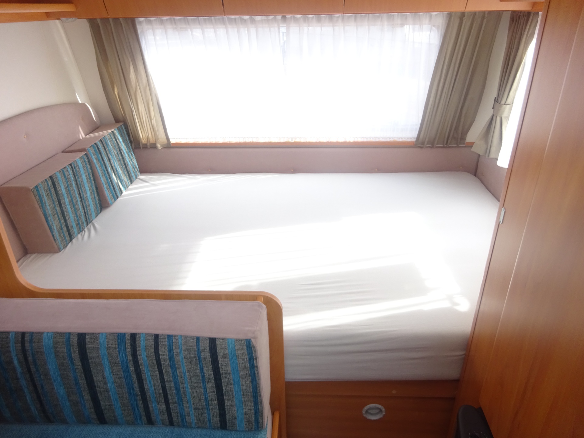 Homestar Racer 430 Vast Bed en Treinzit #TOPPER# foto: 9