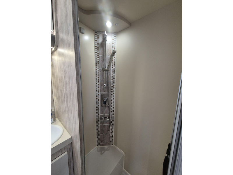 Elnagh T-Loft 450 Querbett und Hubbett Foto: 20