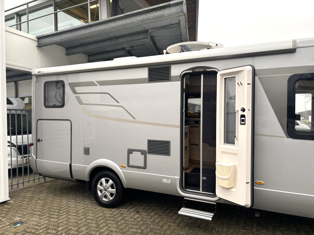 Hymer BMC 680 SilverLine MERCEDES 9T AUTOMAAT ENKELE BEDDEN foto: 6