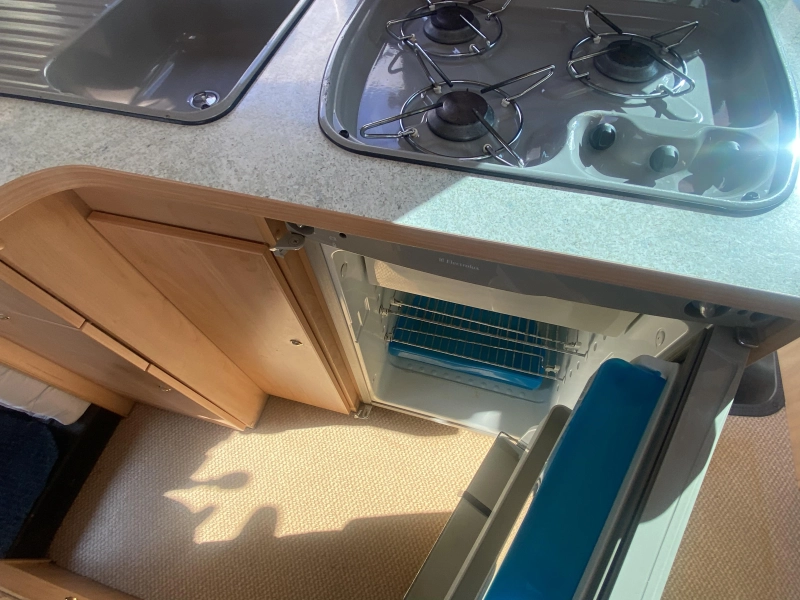 B&uuml;rstner T595 AIRCO 2.8 128 PS Franz&ouml;sisches Bett Foto: 17