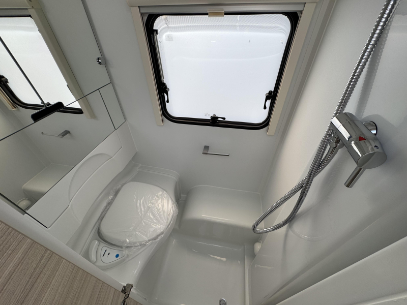 Adria Altea 502 UL 60 Year, T&uuml;r mit Fenster Foto: 12