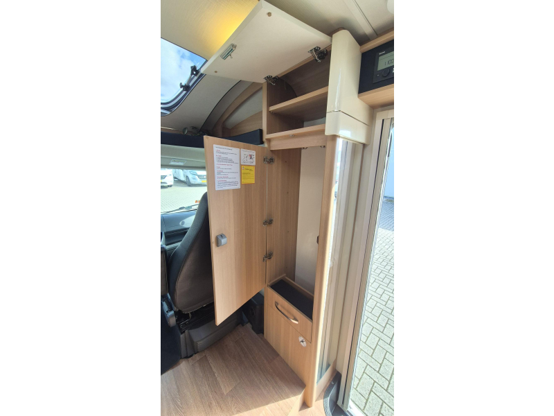 LMC Passion V 643G 150HP Single Beds photo: 12