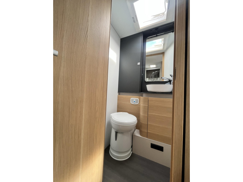 Adria Coral Plus 670 SC - QUEENSBED Foto: 20