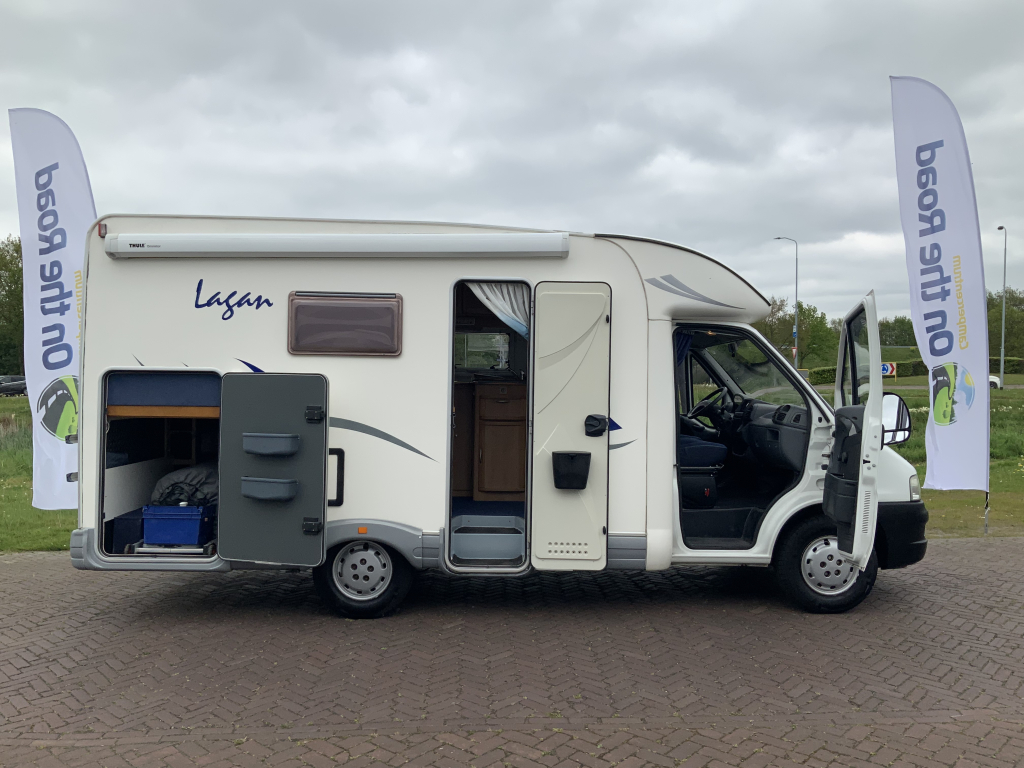 McLouis Lagan 253 G Teilintegriert, Kleiner Camper, mit Fahrradgarage, Querbett, Bj. 2006 Camper Centrum On The Road Foto: 1