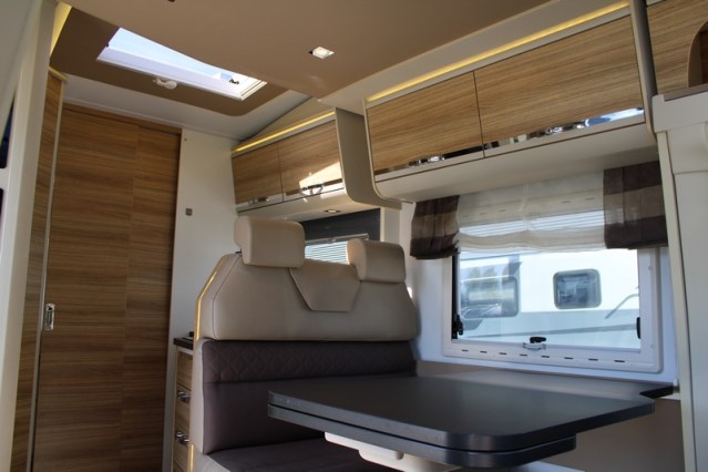 Robuuste Adria Matrix M 670 SK AUTOMAAT 5 gordelplaatsen Queensbed + hefbed (71  foto: 30