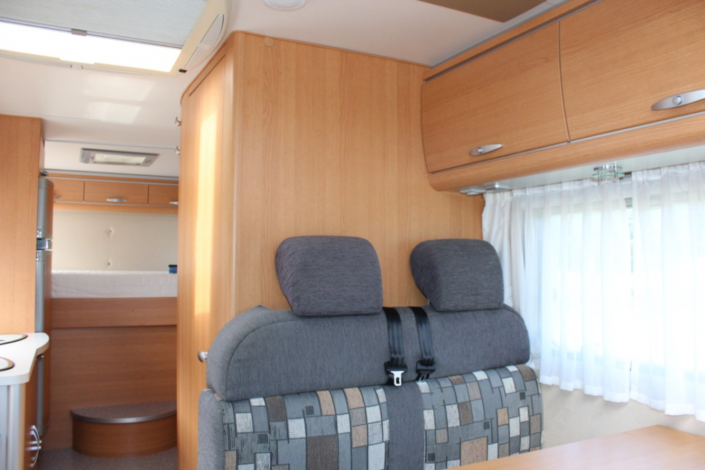Knaus Sun Ti 700 Meg, Cama transversal, Garaje, Asientos delanteros giratorios, Media dinette, banco de asientos. A&ntilde;o 2008 Marum (Groningen) foto: 8
