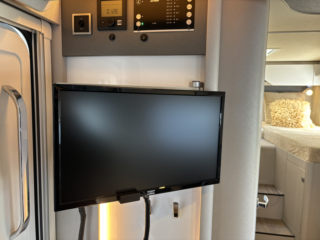 Hymer T 585 S MERCEDES AUTOMATIC SINGLE BEDS LIFT BED 6200KM! photo: 19