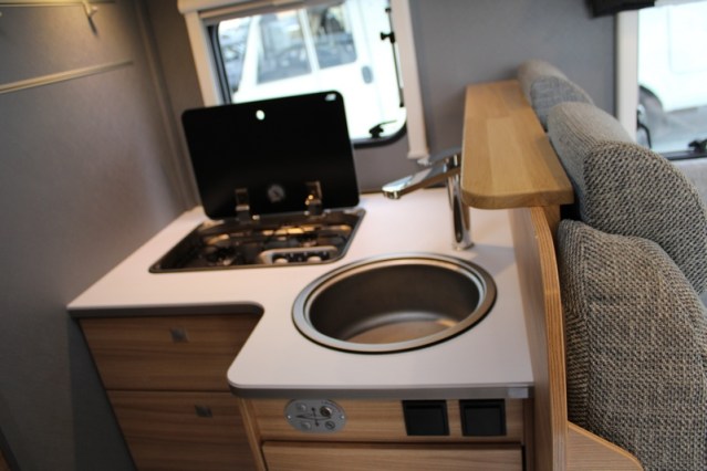 Dethleffs 7052 DBM Just 90 Queenbed + hefbed riante garage (94  foto: 29