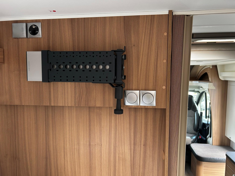Adria Matrix Axess 600 SL Camas longitudinales - Cama abatible foto: 20