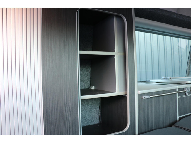 Volkswagen Transporter Camper TDI 150PS T6 Automatik | Klimaanlage | Sitzheizung | Elektr. Fenster | 4 Schlafpl&auml;tze | neues Interieur | K&uuml;hlschrank + Gefrierfach | Foto: 17