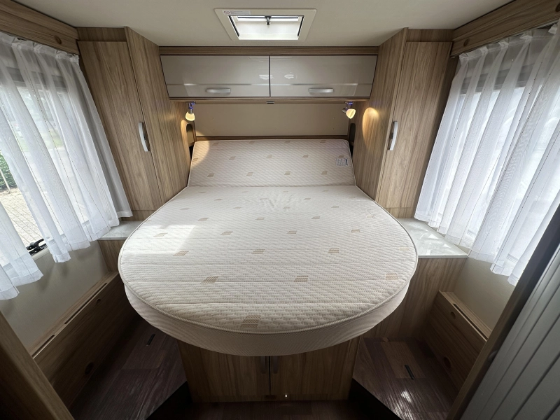 Hymer B698 Queensbed L-zit 150PK TV photo: 9