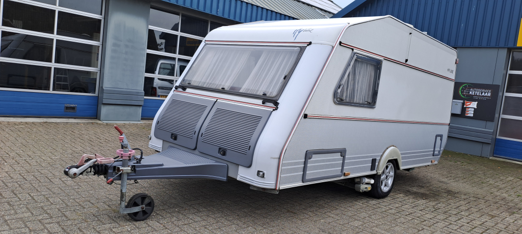 KIP Hy-line, met voortent, luifel en MOVER! foto: 2