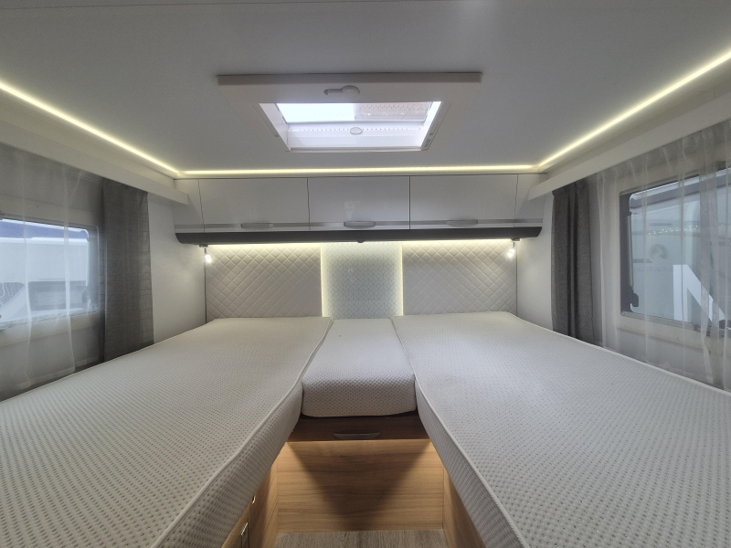 Adria Matrix Plus 670 DL face to face Foto: 14