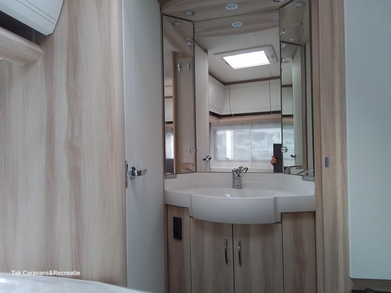 Hobby De Luxe 400 SFE compacte caravan  foto: 7